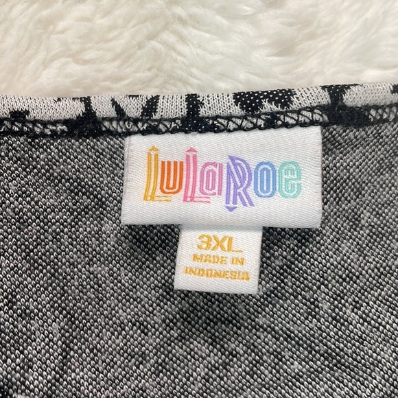 LuLaRoe‎ Patterned Top - Picture 3 of 3